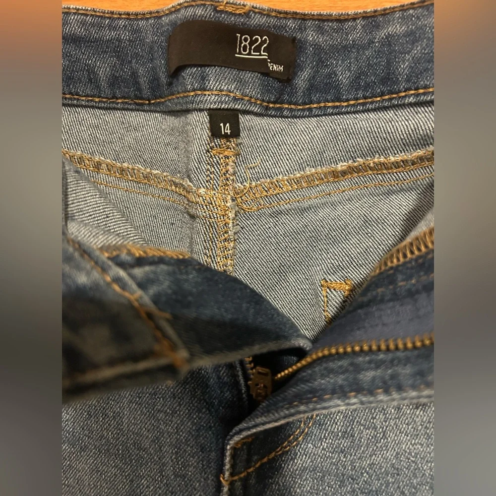 NWOT 1822 Denim Women’s Mid-Blue Cropped Straight Jeans with Frayed Hem size 14 - Picture 7 of 7